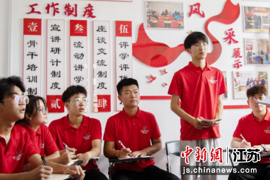 学生们参与特色课程。徐州工业职业技术学院供图