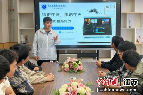 学生们参与创新课程。徐州工业职业技术学院供图